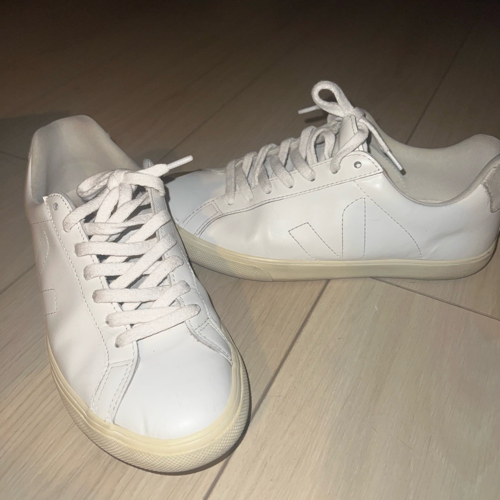 Veja (unisex) White Sneakers